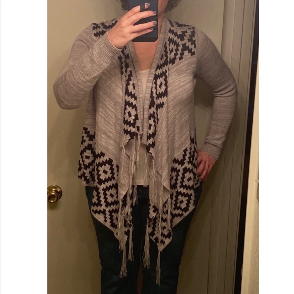 Eyeshadow Fringe Bottom Geometric Pattern Cardigan - Picture 2 of 4